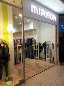 Mirror ruhaüzlet Astrasec rádiófrekvenciás áruvédelmi rendszerrel védve